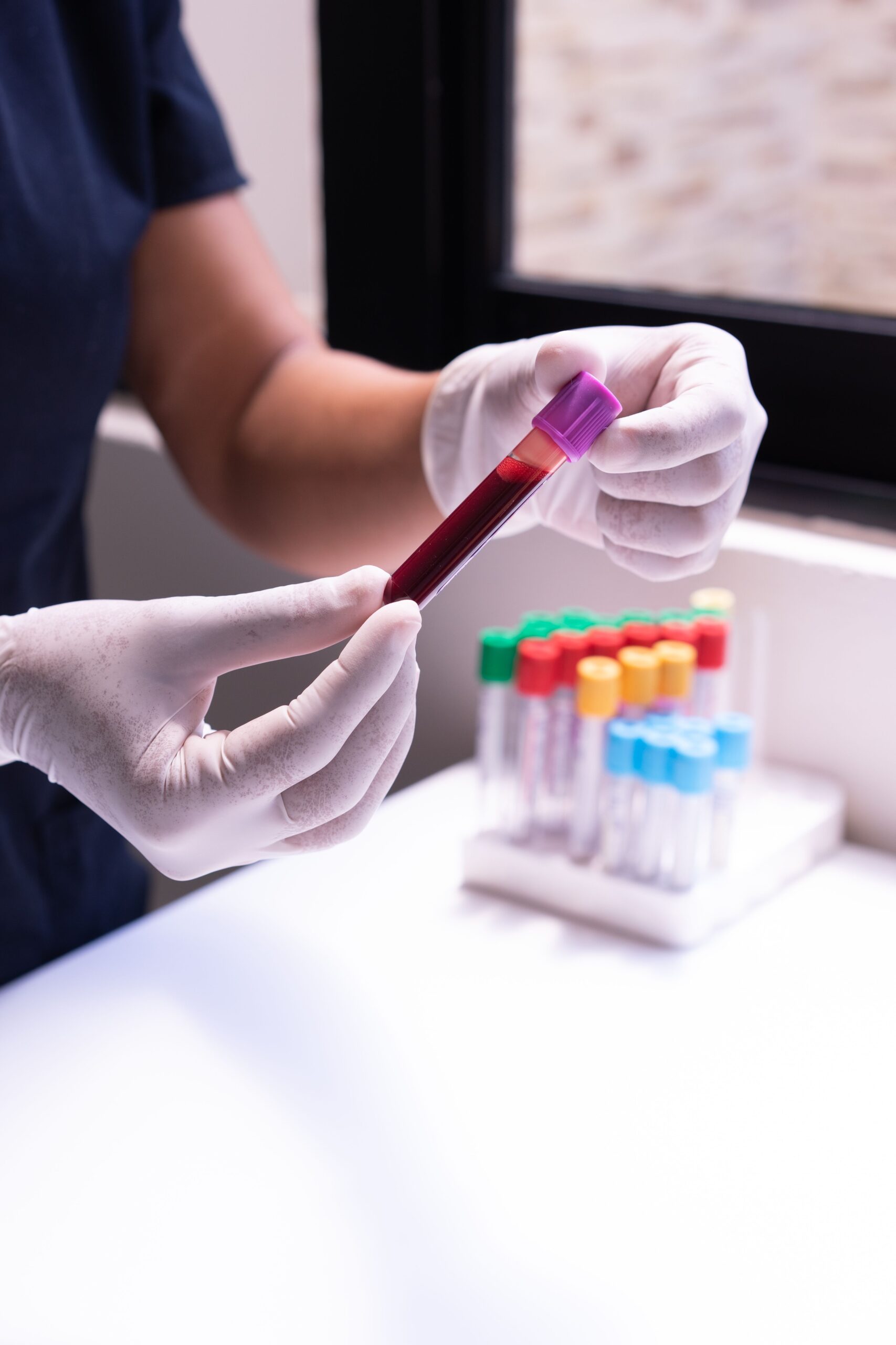 Personne tenant un échantillon dans un tube au laboratoire