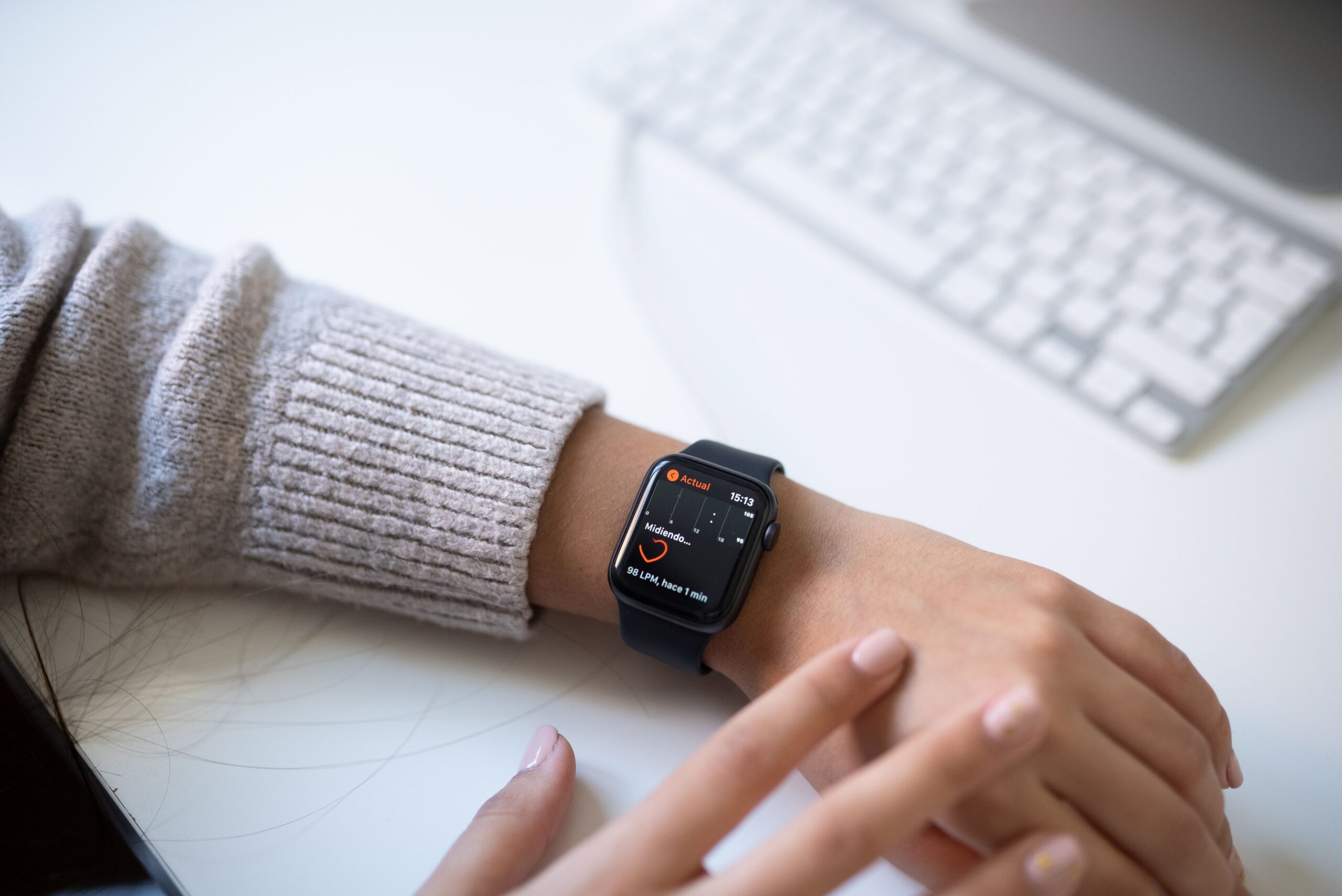 Personne portant une montre connectée