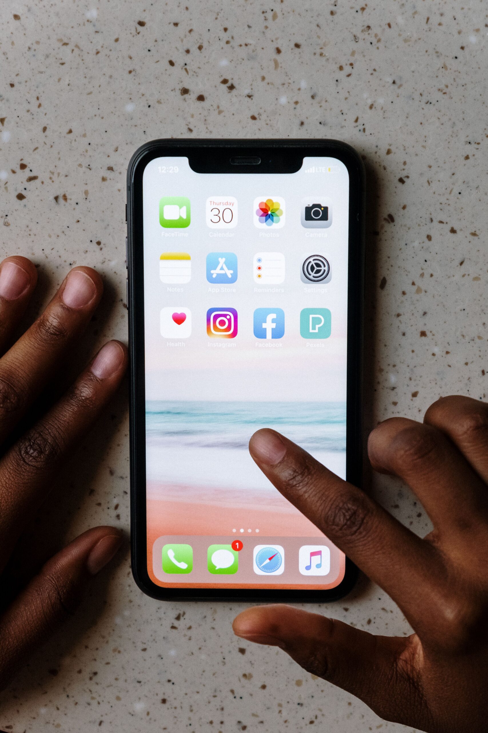 Personne utilisant une application de santé sur un smartphone