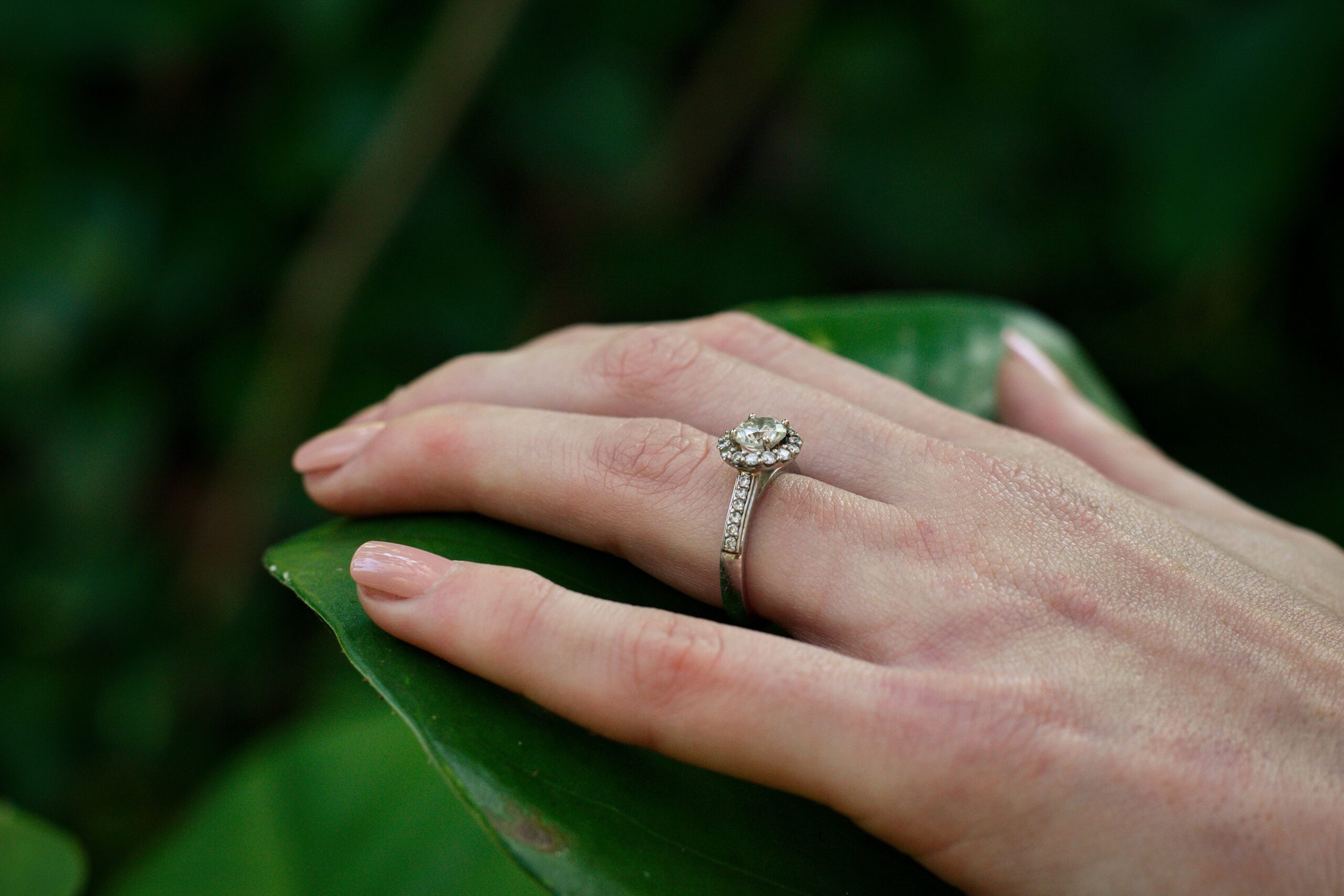 Gros plan d'une bague portée au doigt