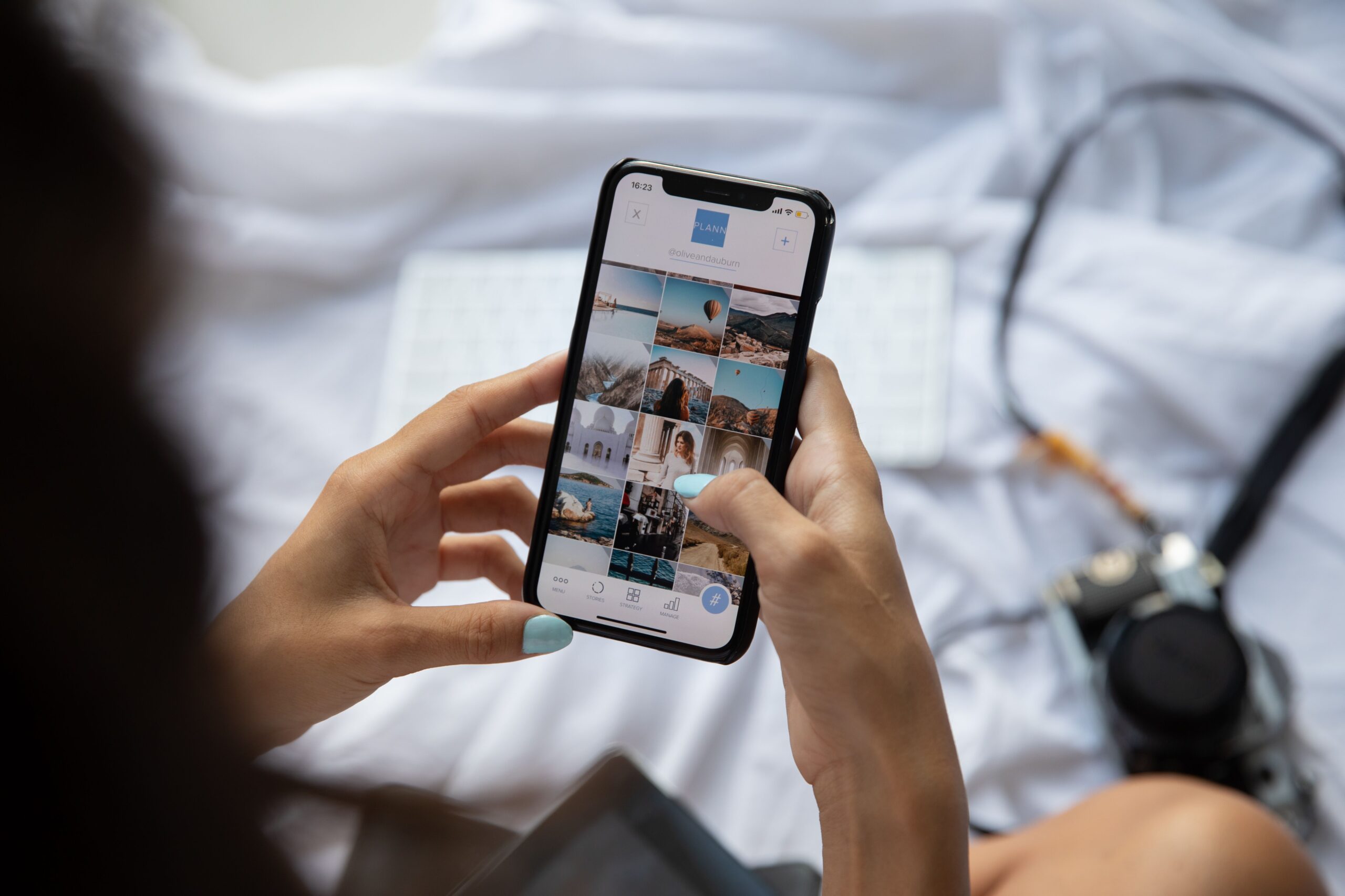 Personne utilisant une application sur smartphone