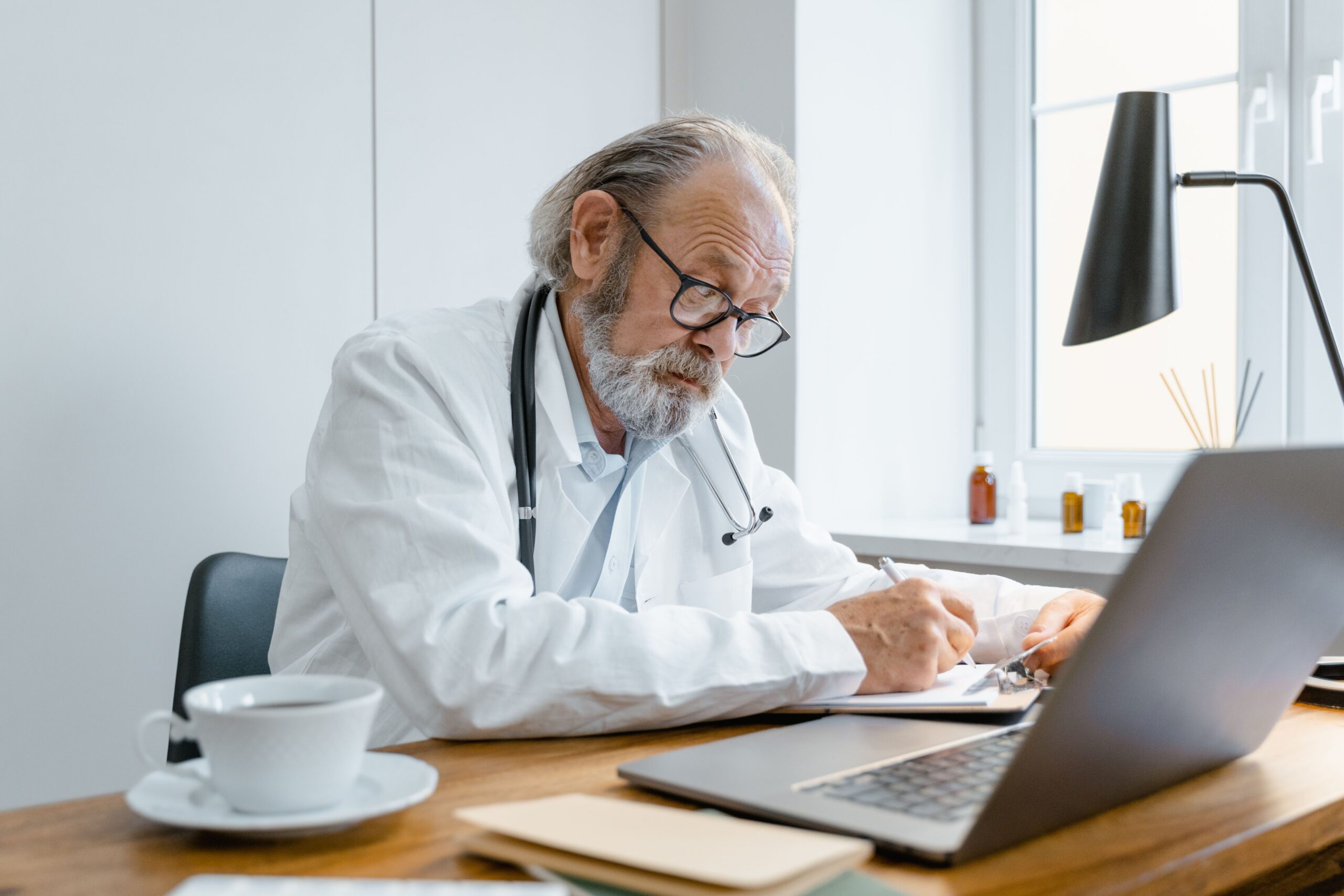 Médecin rédigeant une ordonnance