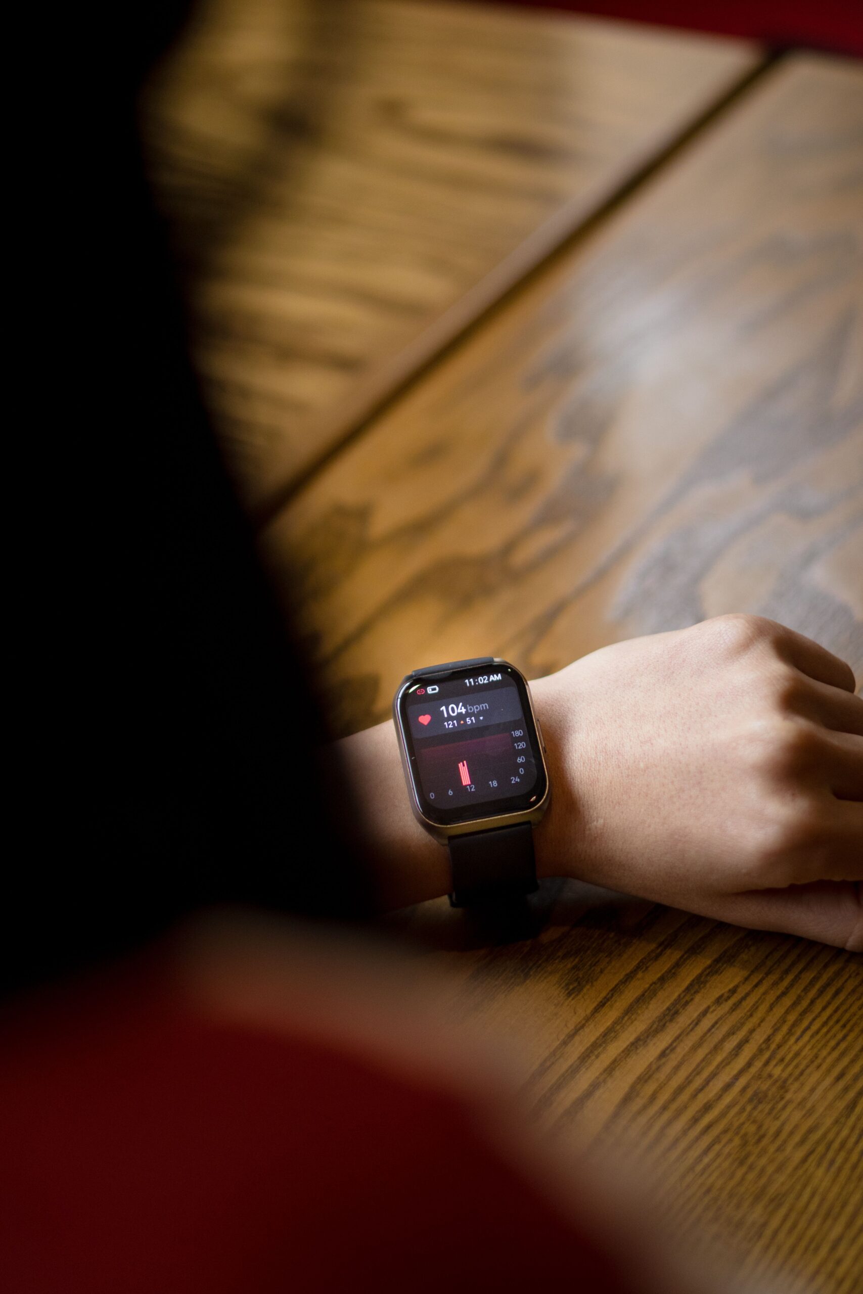 Personne regardant son pouls sur une montre connectée