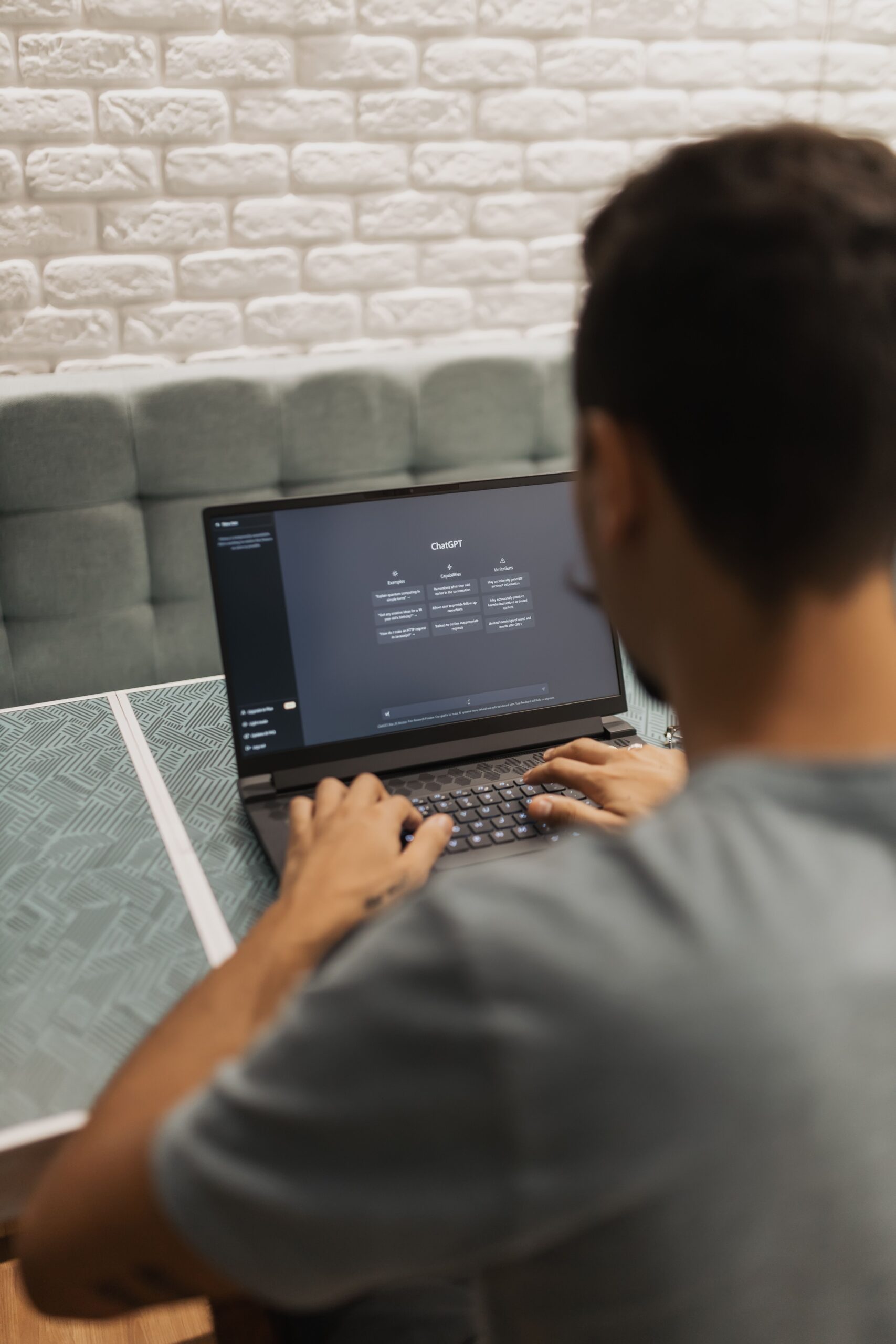 Personne utilisant un système d'intelligence artificielle sur un ordinateur
