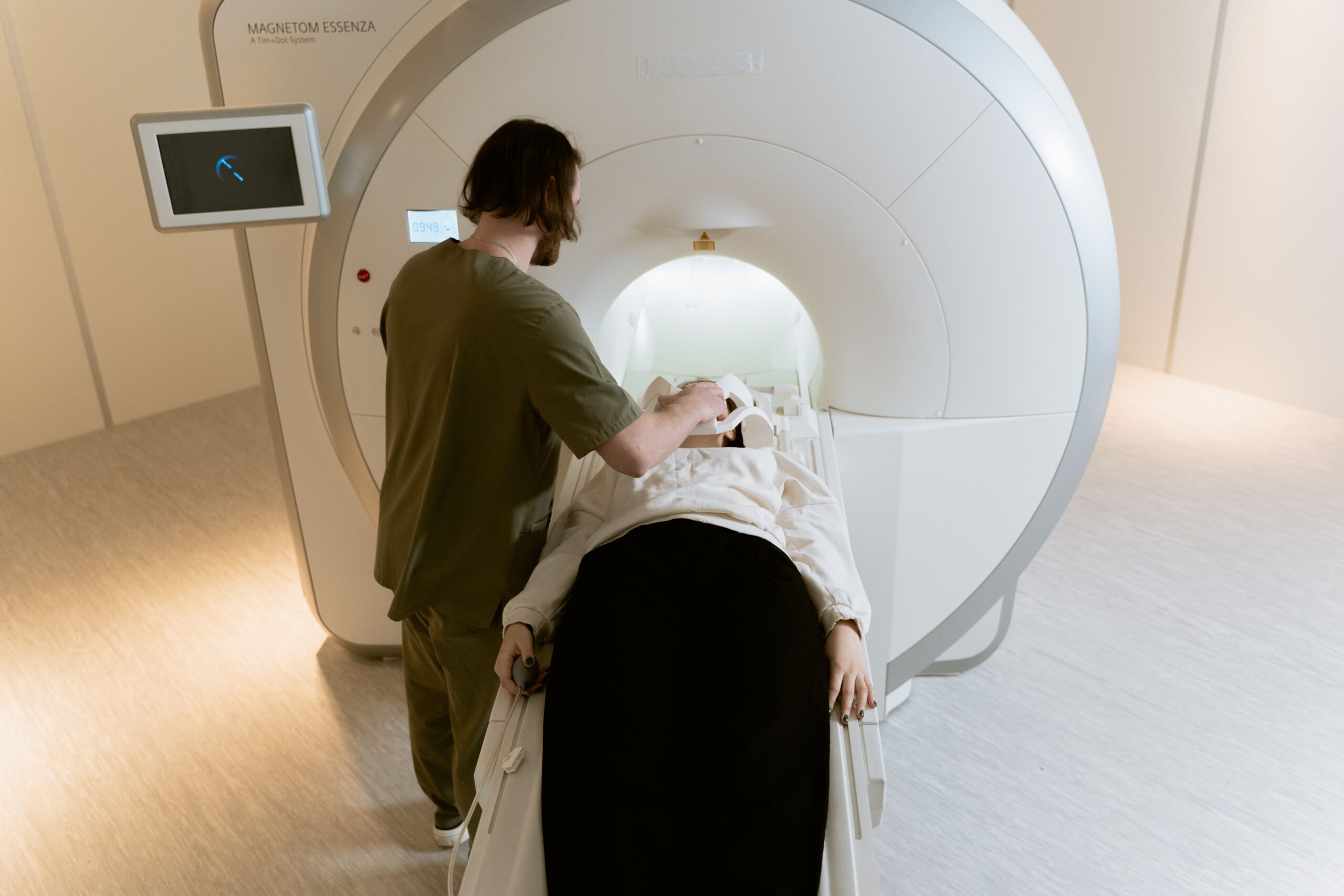Radiologue utilisant un scanner et des images médicales