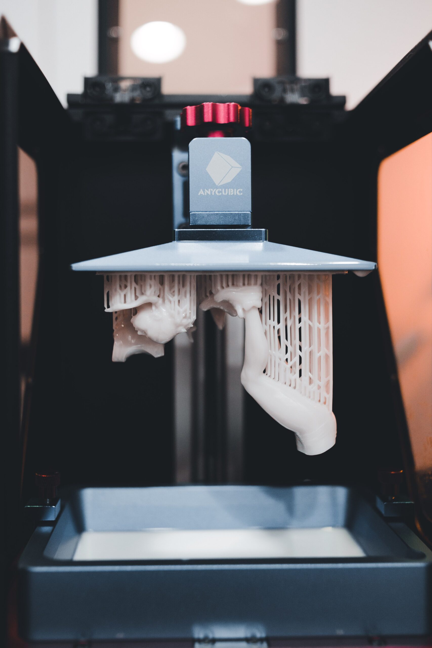 Gros plan d'une imprimante 3D fabriquant un objet