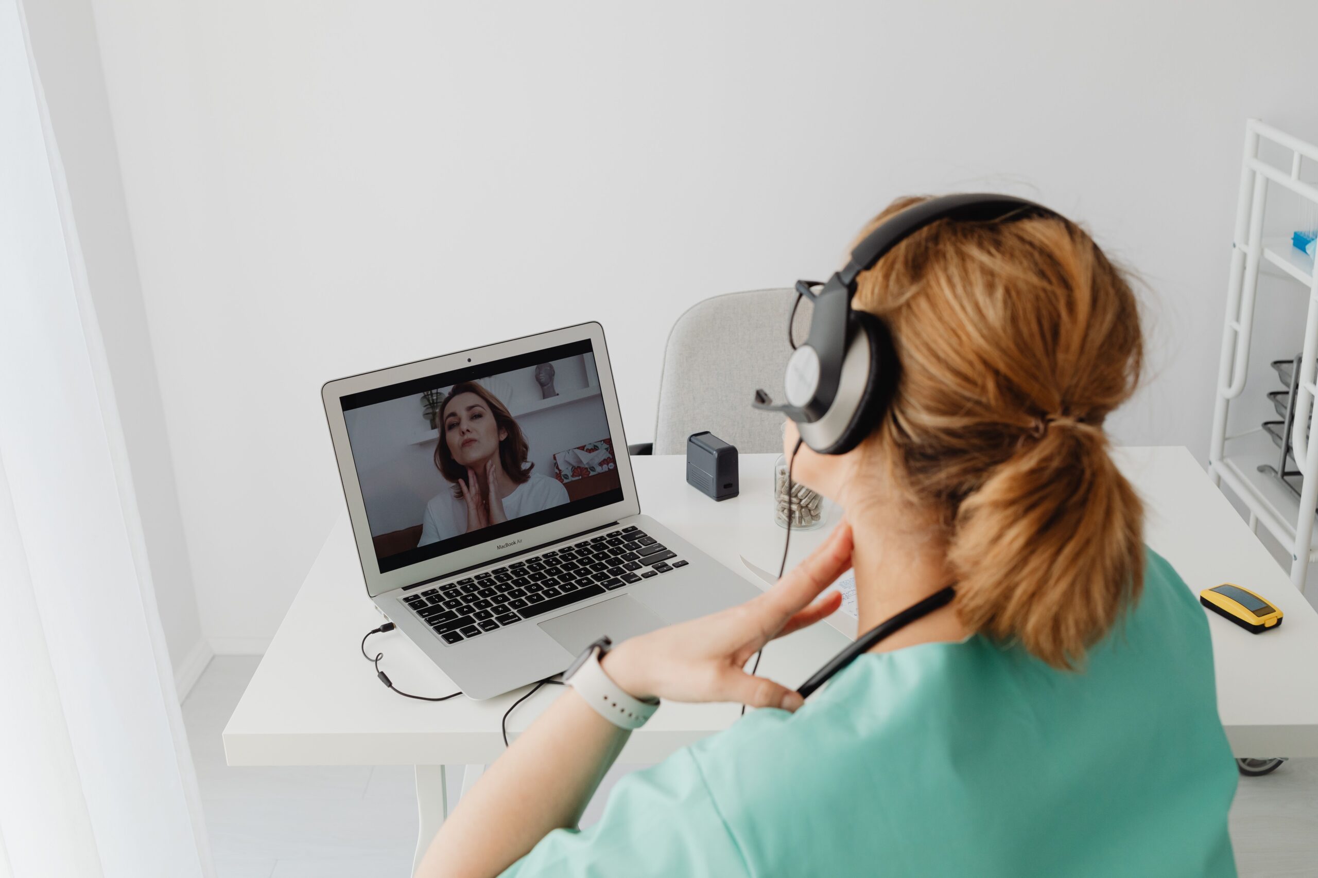 Personne consultant un service de santé sur un ordinateur portable
