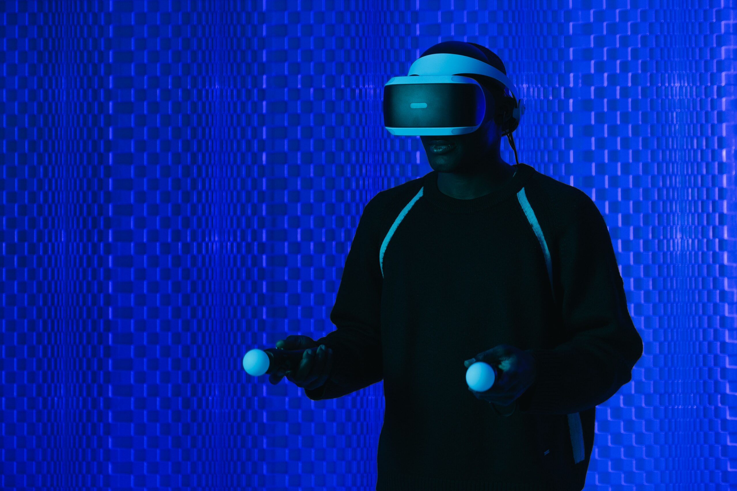 Personne portant un casque de réalité virtuelle