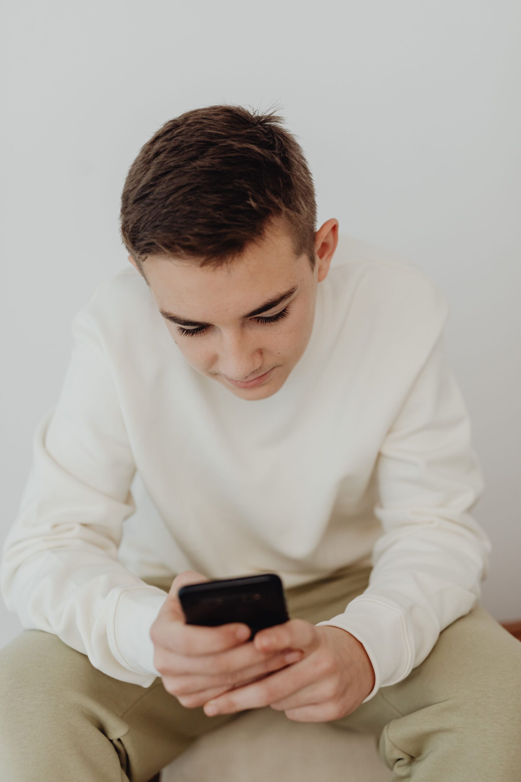 Adolescent regardant son smartphone