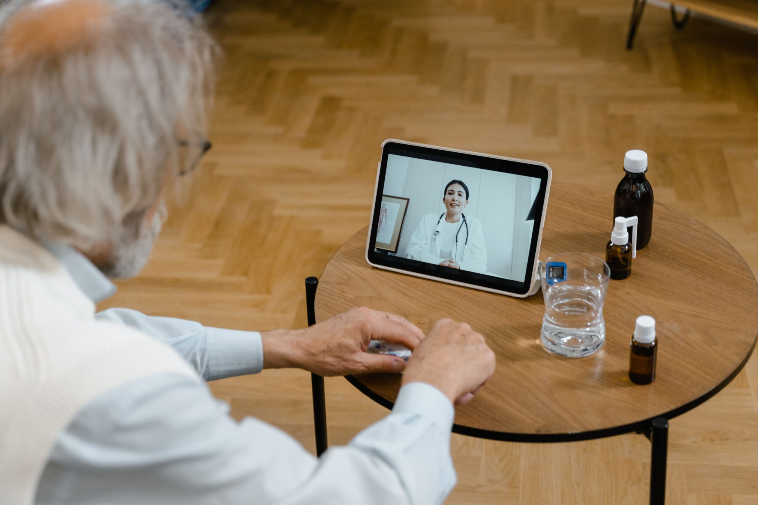 Médecin réalisant une consultation en ligne