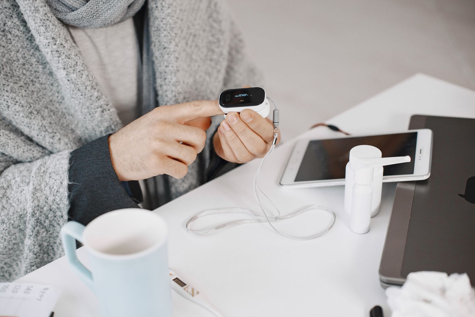 Soignant consultant des données de santé sur une tablette à domicile