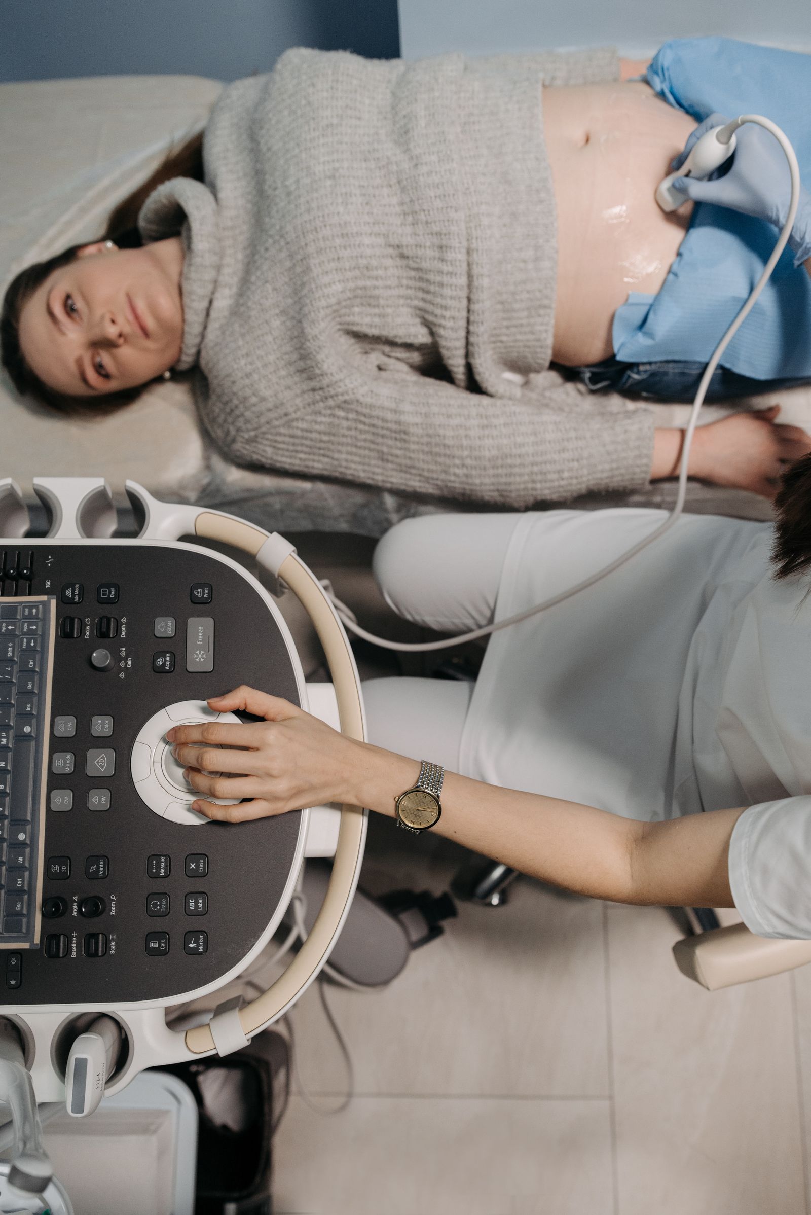 Suivi de grossesse connecté : le monitoring fœtal à domicile, entre promesse et prudence